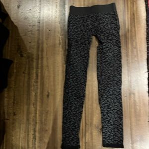 black grey very stretchy legging in pebble print